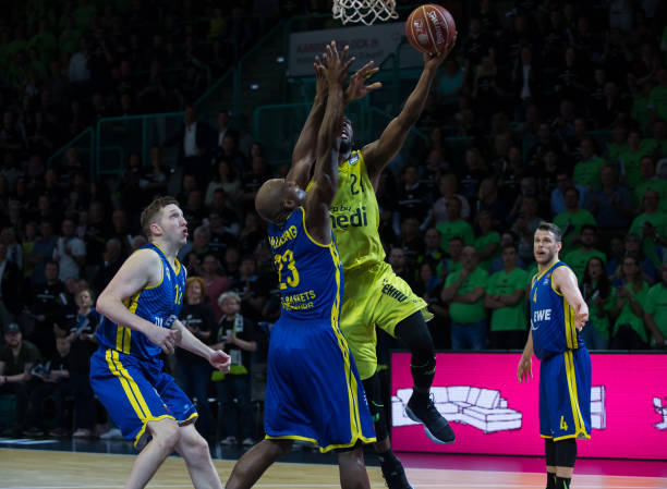 并继续保持 并继续保持